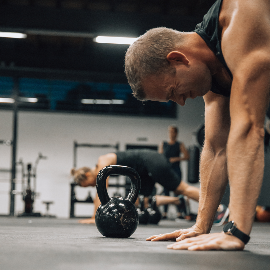 2 sporters tijdens een push-up