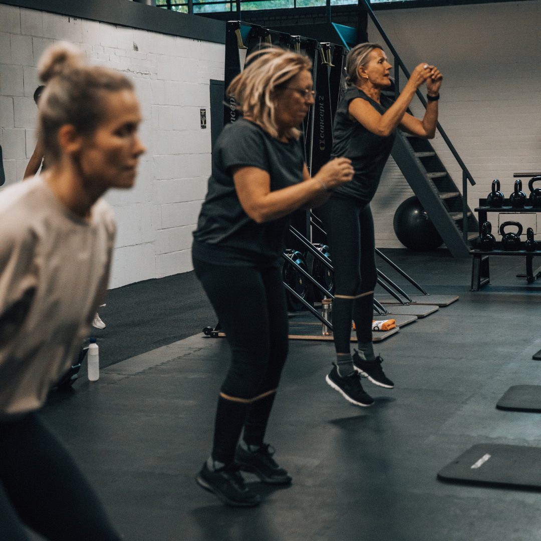 foto van 3 vrouwen tijdens een sport sessie